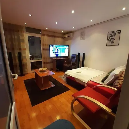Апартаменти Studio Near Coresi Mall *